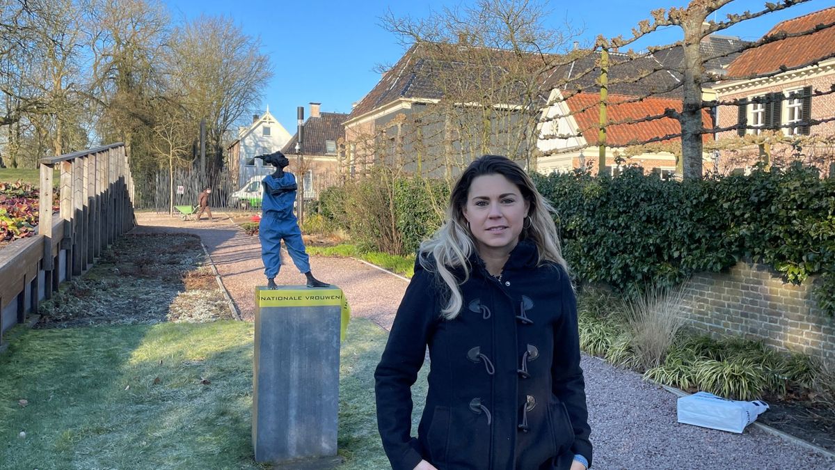 Vrouwenbeelden in Assen aangekleed op Internationale Vrouwendag