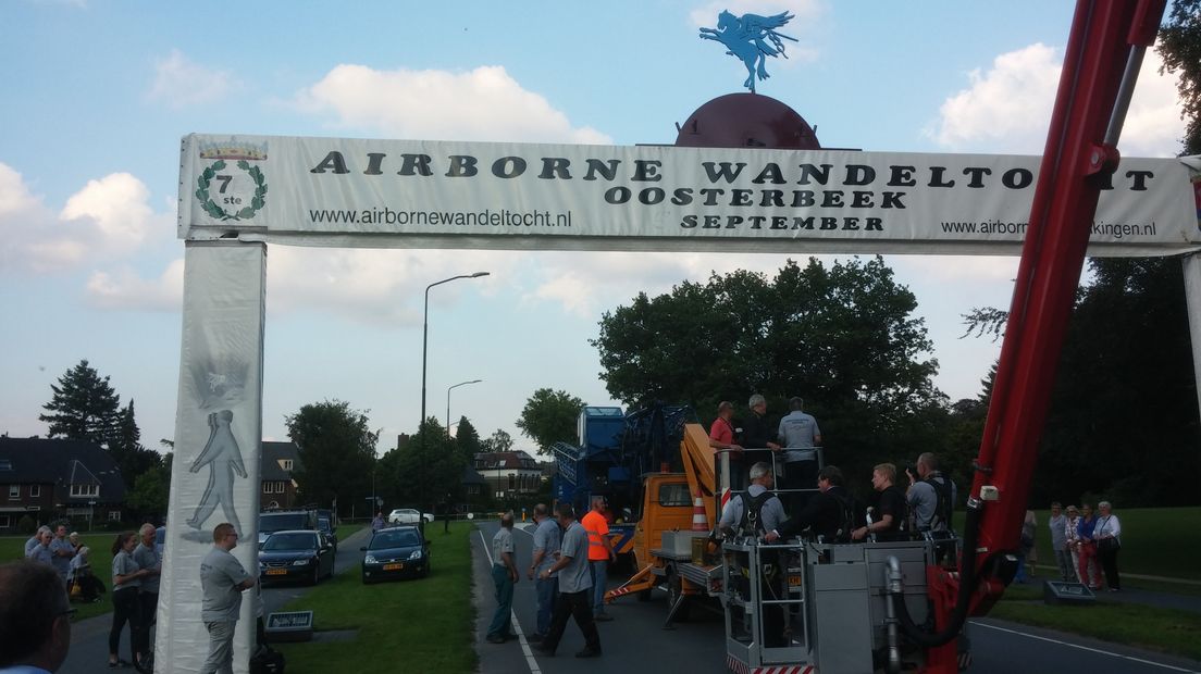 Op de Utrechtseweg in Oosterbeek is maandagavond de ereboog geplaatst, als teken dat de Airborne Wandeltocht eraan komt. Het is de 70e editie van de grootste eendaagse wandeltocht, die op zaterdag 3 september wordt gehouden. Ter ere van dat jubileum komt er voor de deelnemers een nieuwe Airborne Wandeltocht Experience App uit.