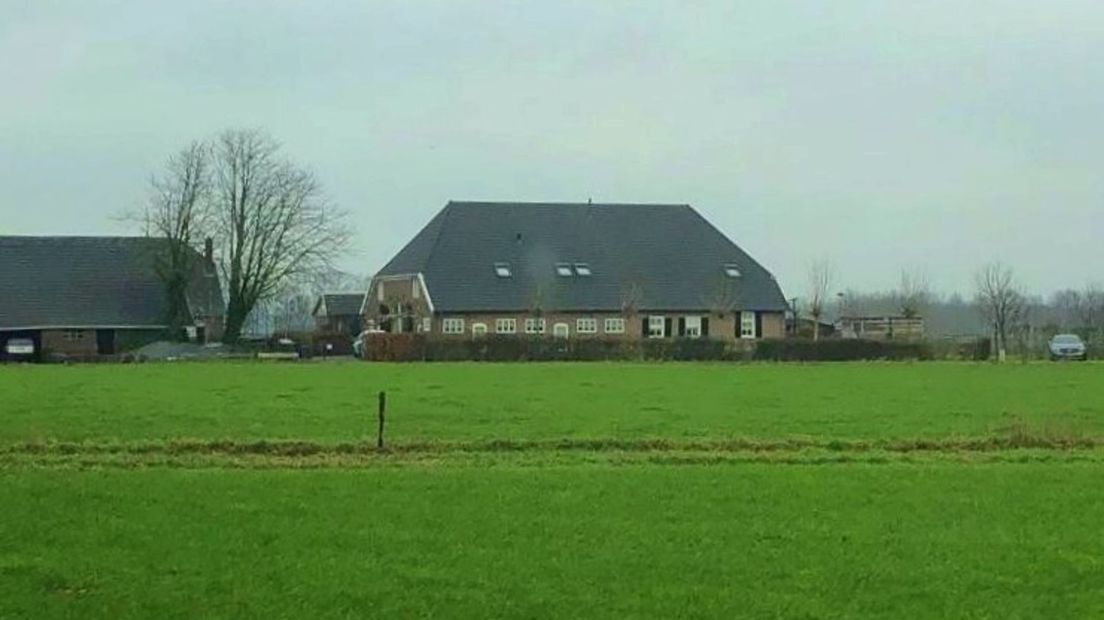 De woonboerderij van het echtpaar A., van waaruit het omstreden commerciële bewindvoerdersbureau AproPlus werkte.