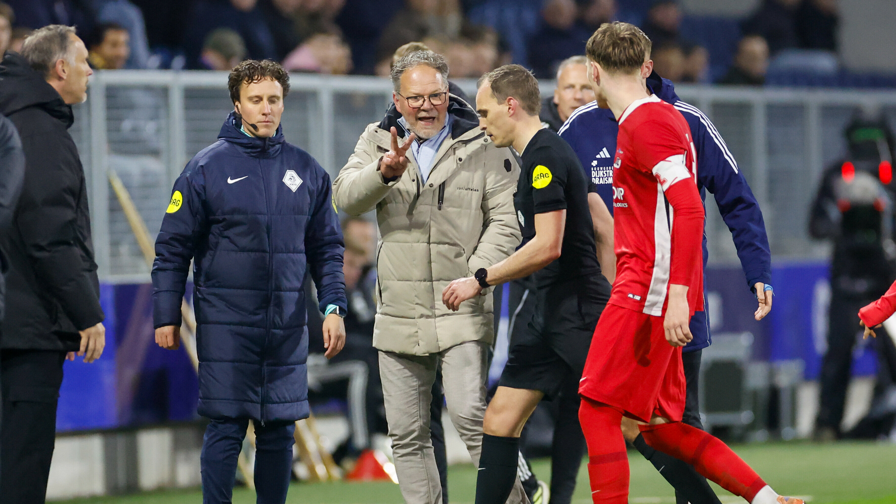 Onvrede bij Henk de Jong na de penalty voor Jong AZ