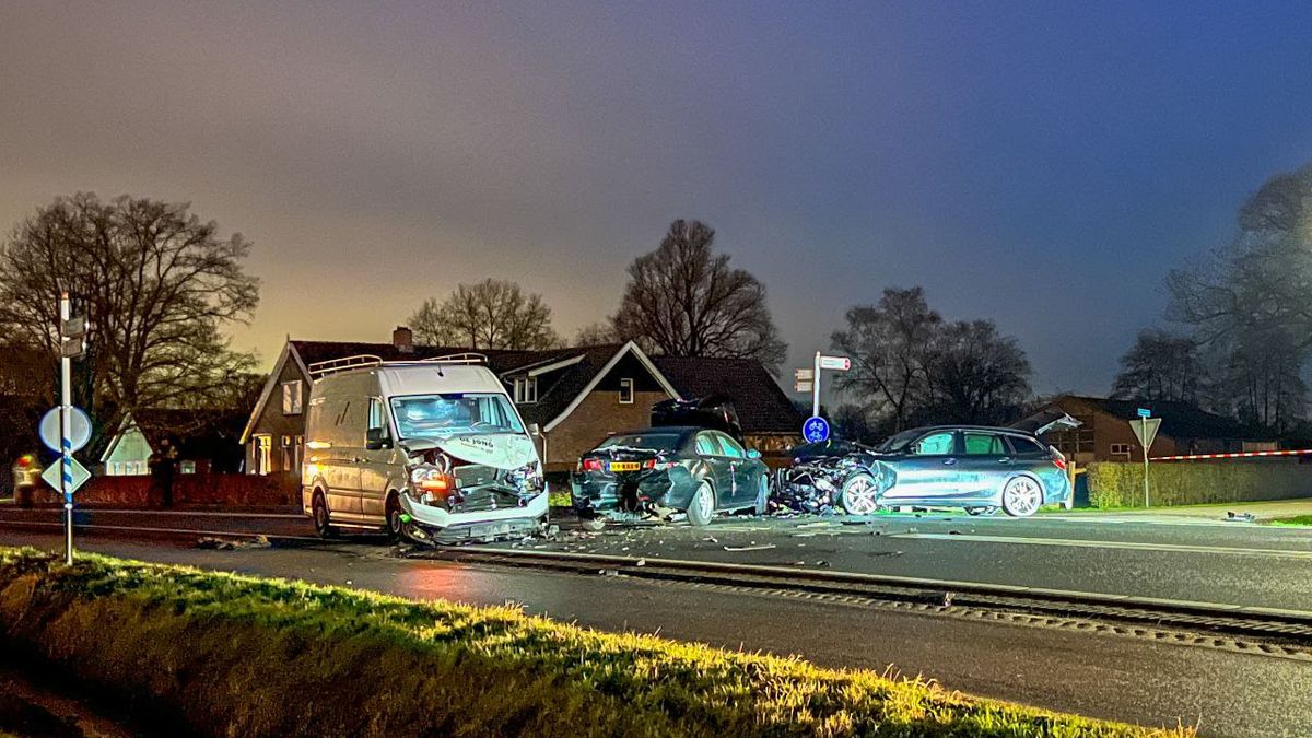 112 Nieuws: Zware aanrijding in Deurningen | Ravage op kruispunt tussen Bathmen en Holten