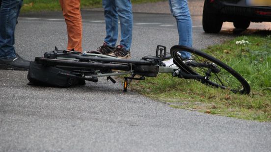 112 Nieuws: Fietser gewond na botsing in Holten | Tankwagen ligt gekanteld in sloot. 112 Nieuws: Fietser gewond na botsing in Holten | Tankwagen ligt gekanteld in sloot.