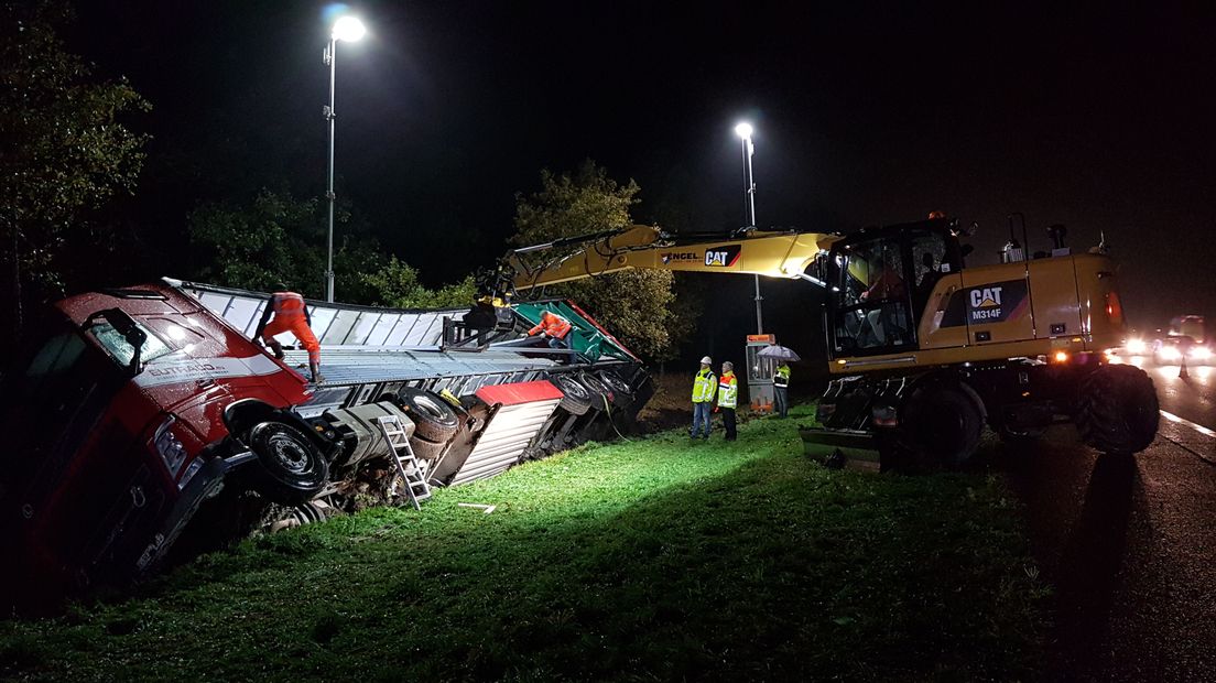De werkzaamheden in de avonduren bij de gekantelde vrachtwagen (Rechten: RTV Drenthe/Persbureau Meter)