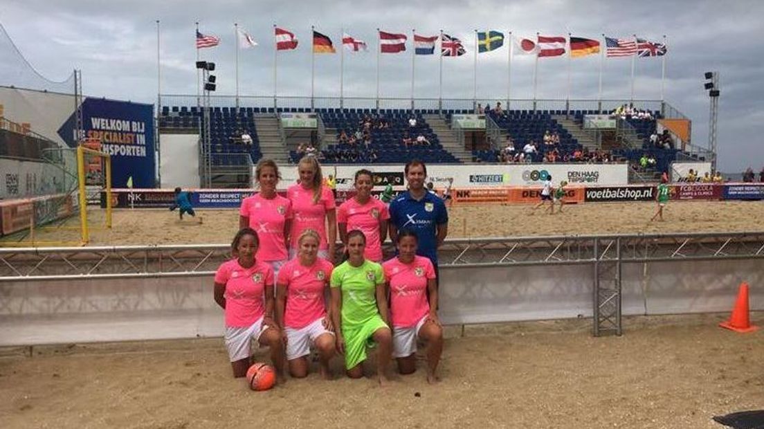 De dames van beachsoccer Zeeland grepen naast de landstitel