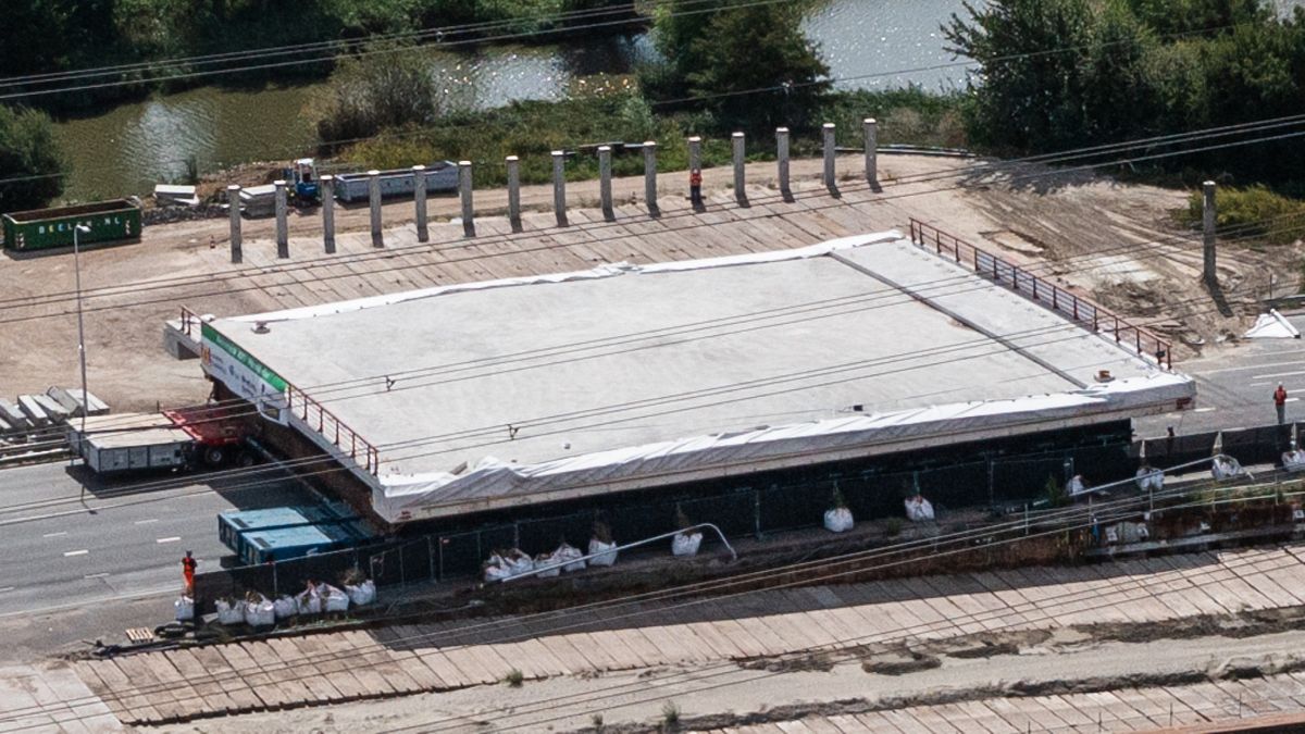 VIDEO: Loodzwaar wegdek wordt centimeter voor centimeter verreden