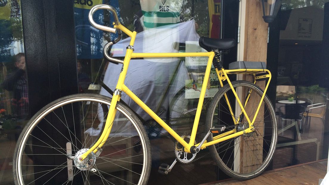 Eén van de cadeaus van de familie: een gele fiets