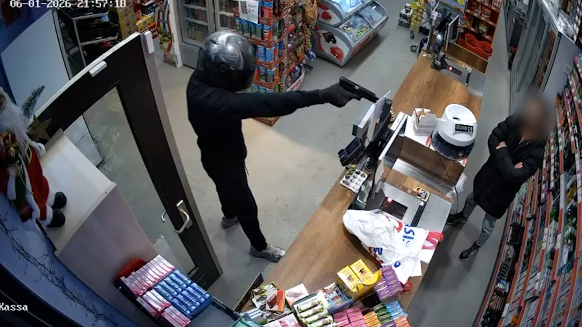 VIDEO: Medewerker Poolse supermarkt heeft stalen zenuwen bij overval