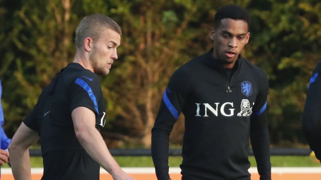 Matthijs de Ligt (links) en Jurriën Timber bij een training van het Nederlands elftal.