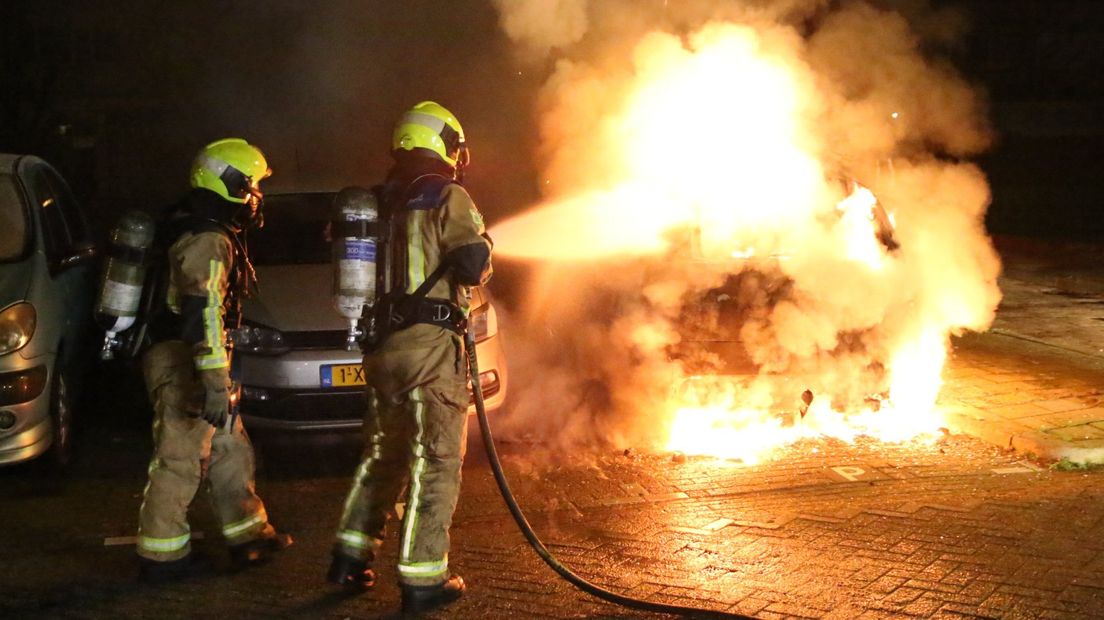 Een autobrand aan de Malisingel in Delft