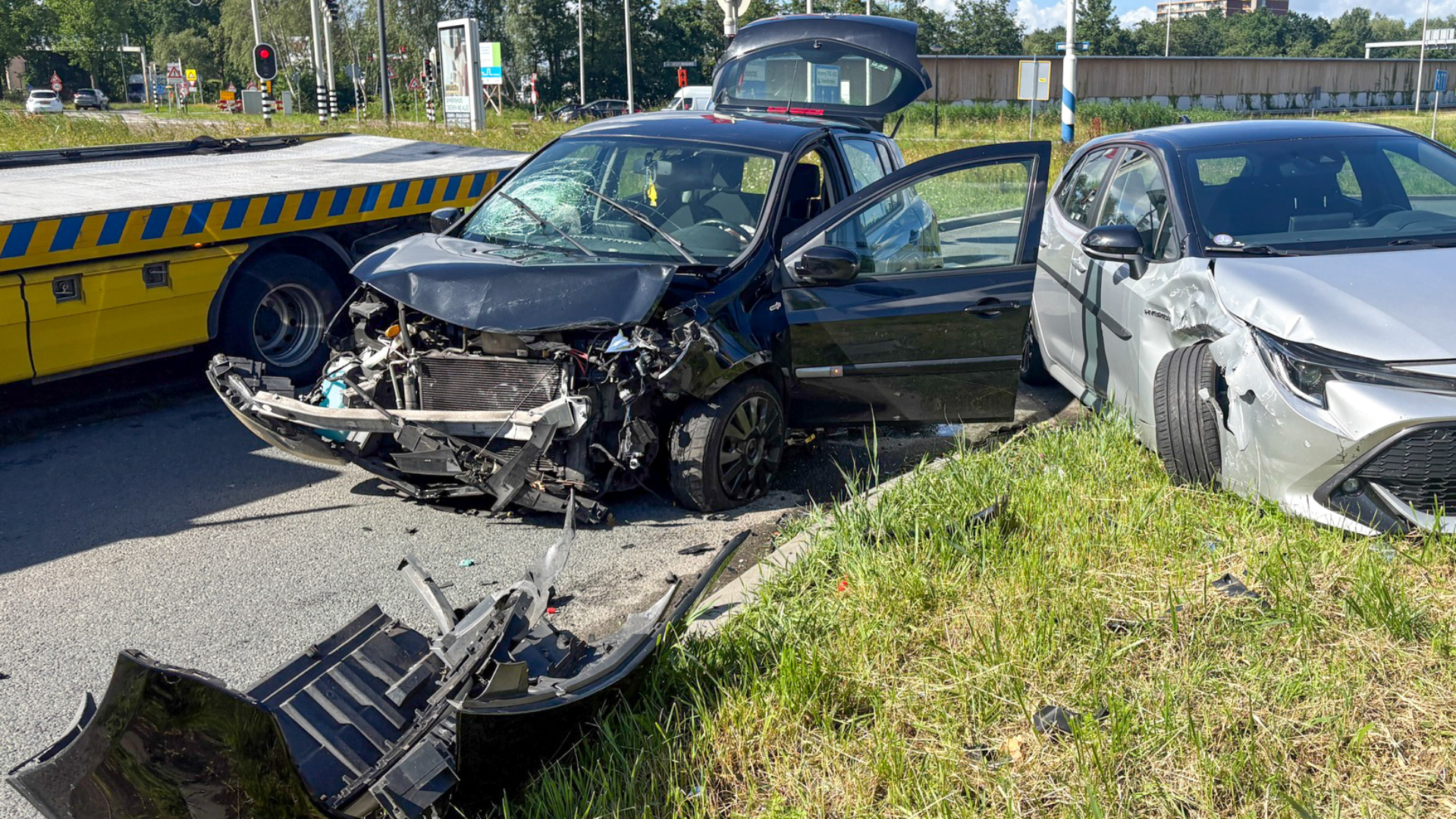 Flinke schade na botsing tussen twee auto's in Vla