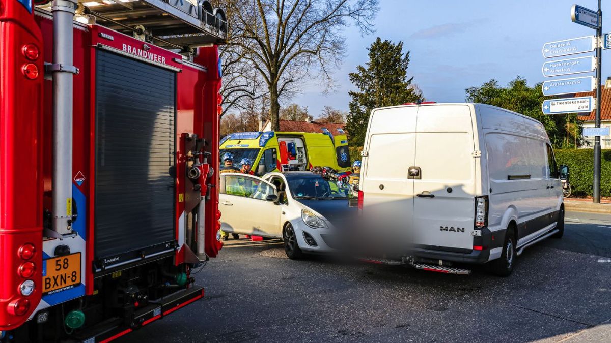 Auto botst met busje op Haaksbergerstraat in Hengelo, bestuurder naar ziekenhuis