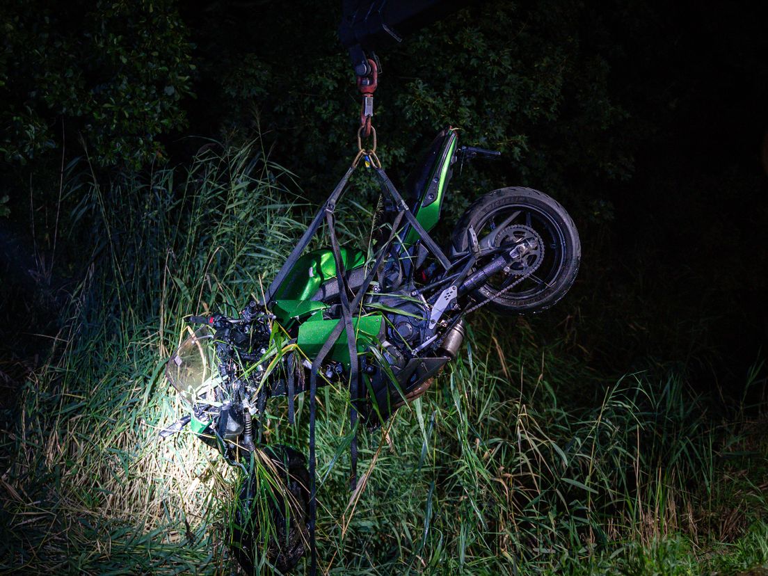 Beschadigde motor wordt uit de berm getakeld
