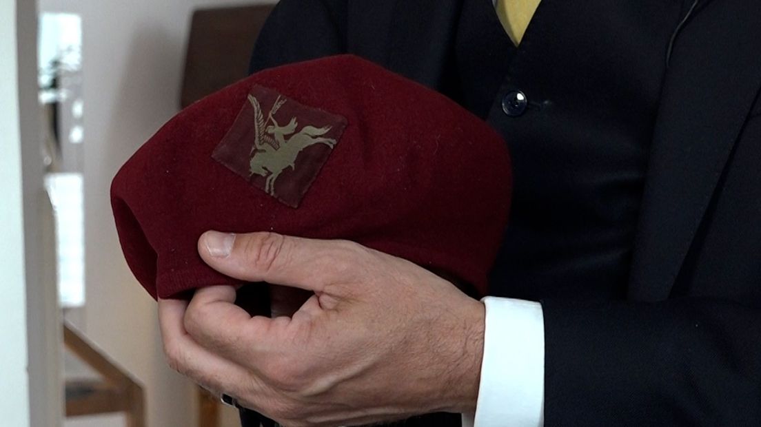 Op de baret is een Pegasus embleem genaaid