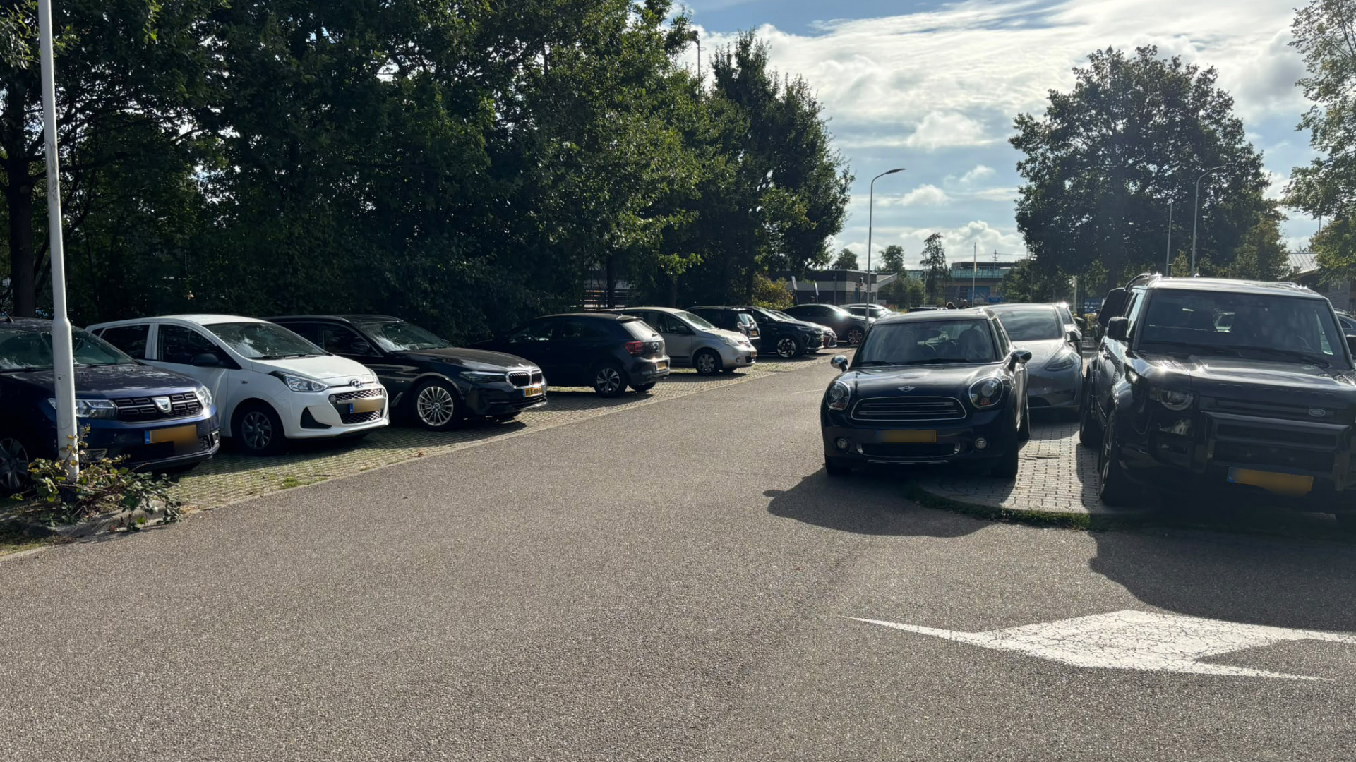 Auto's op de stoep van de parkeerplaats