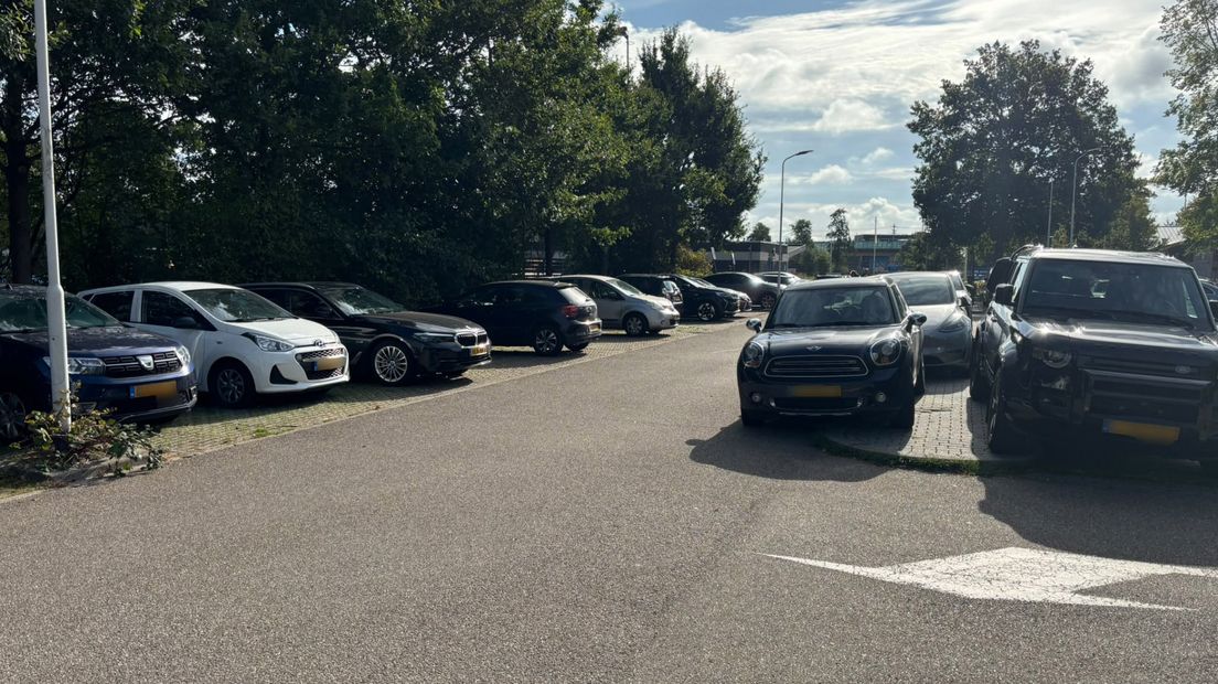 Auto's op de stoep van de parkeerplaats