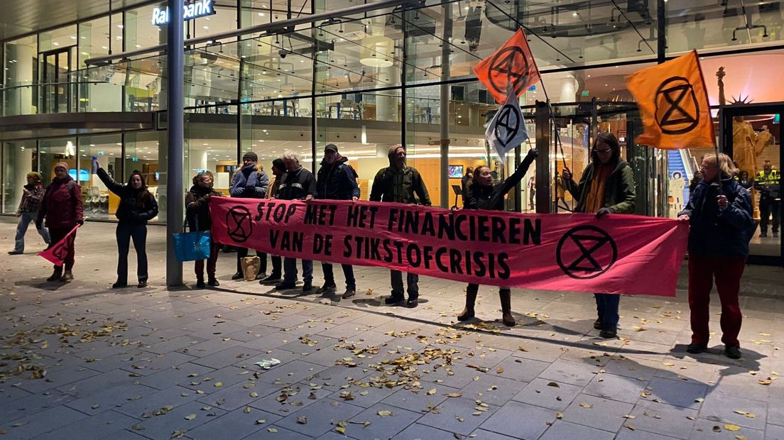 Betogers van Extinction Rebellion voor de ingang van de Rabobank