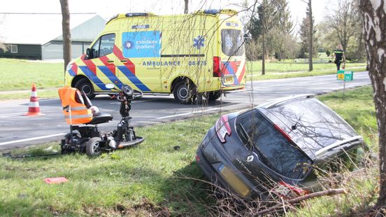 Scooterbestuurder in Utrecht ernstig gewond afgevoerd naar ziekenhuis na aanrijding. Scooterbestuurder in Utrecht ernstig gewond afgevoerd naar ziekenhuis na aanrijding.