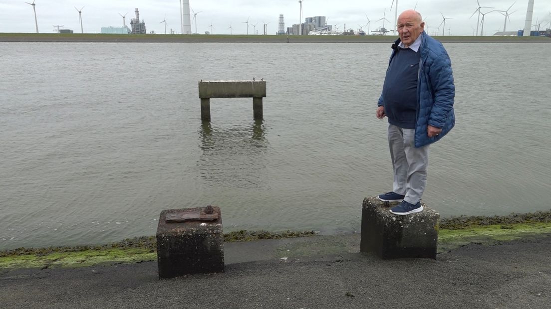 Jans Blok op een overblijfsel van een steiger