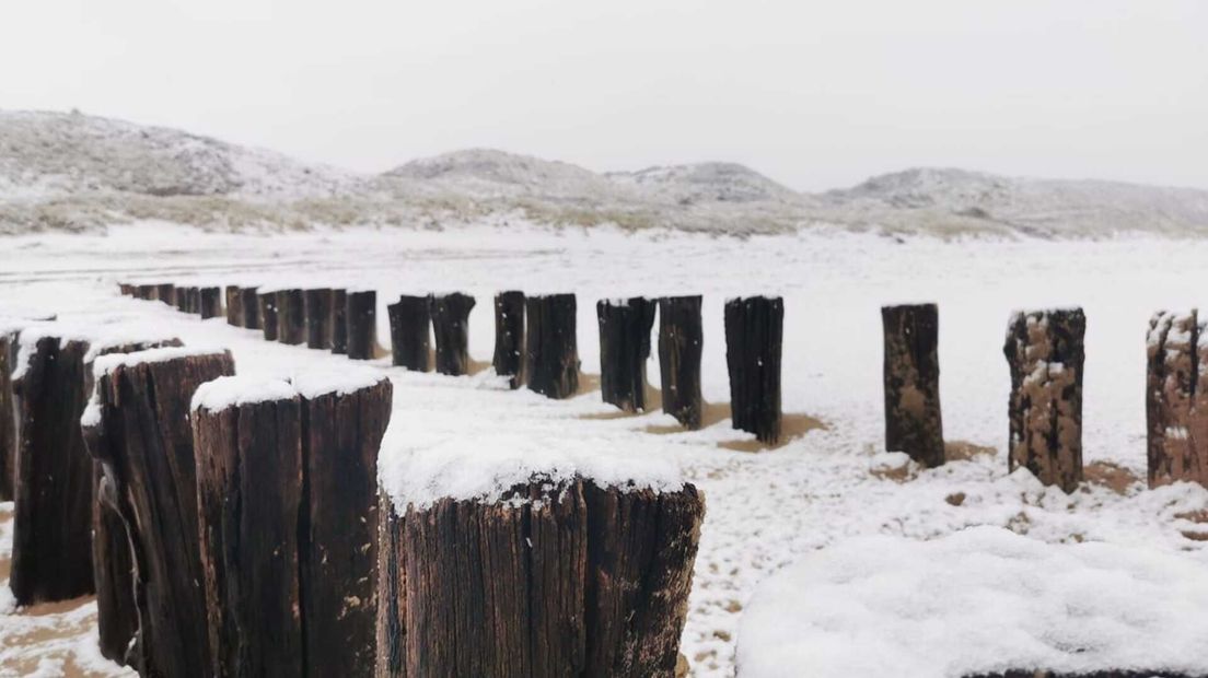 Bij Zoutelande lag het strand er ook wit bij