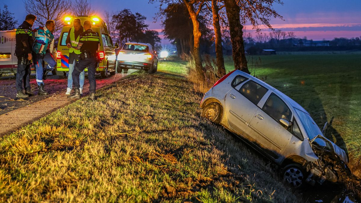 Auto in de sloot bij Kollum | Drachtster gaat met tuinslang brand in heg te lijf