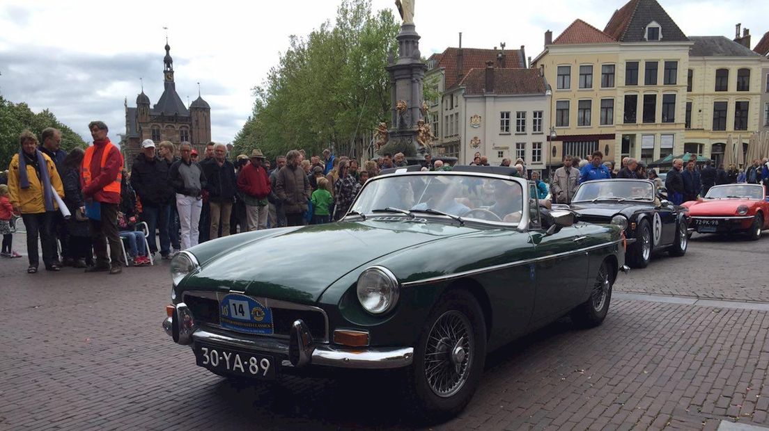 Klassieke auto's trekken veel bekijks in Deventer