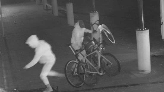 Gestolen Ford Ka ramt pui eruit, vijf mannen slaan toe bij fietsenwinkel