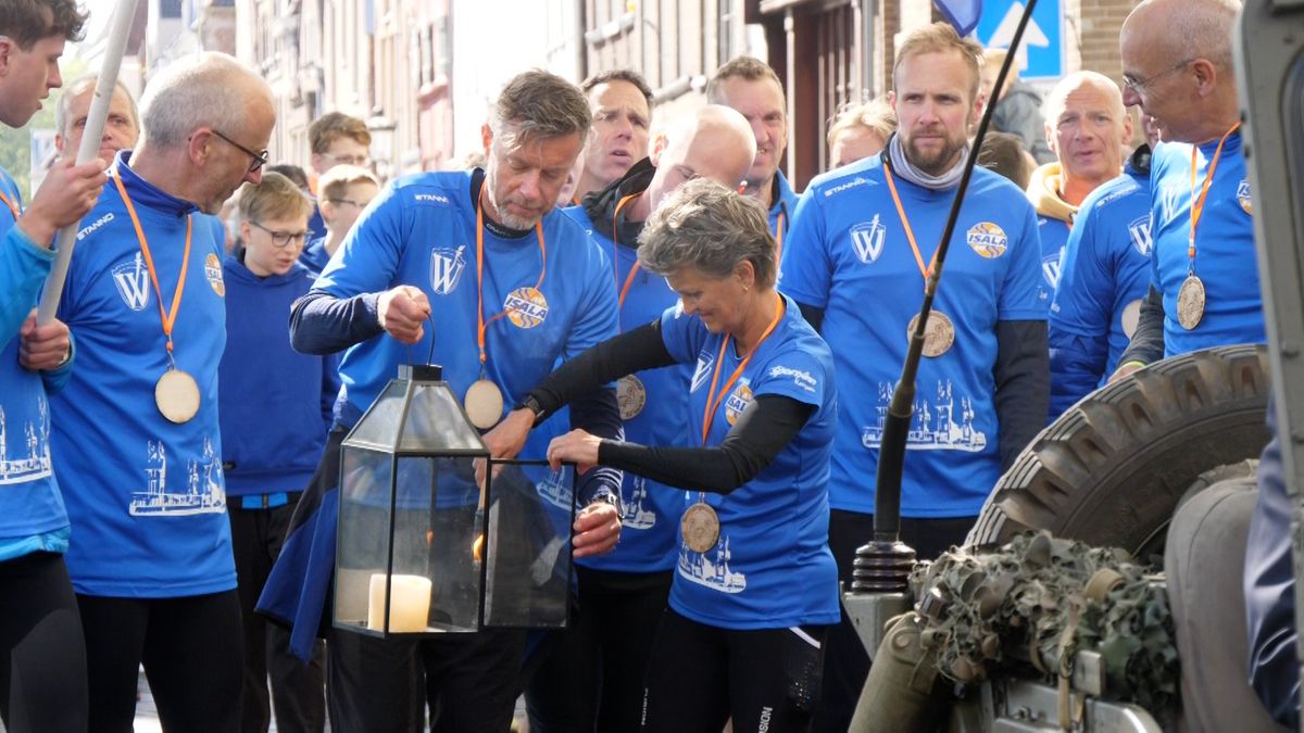 Na een koude nacht brandt het Bevrijdingsvuur ook in IJsselmuiden en Kampen