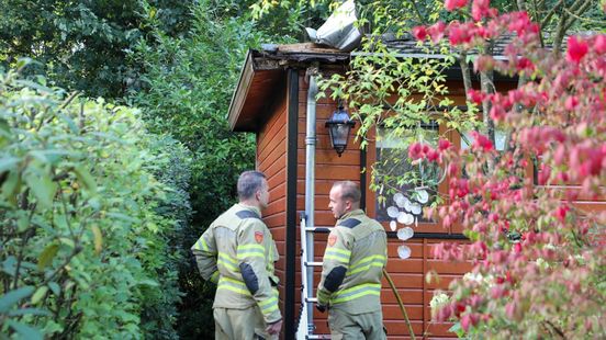 Chalet in brand, brandweer breekt dak open