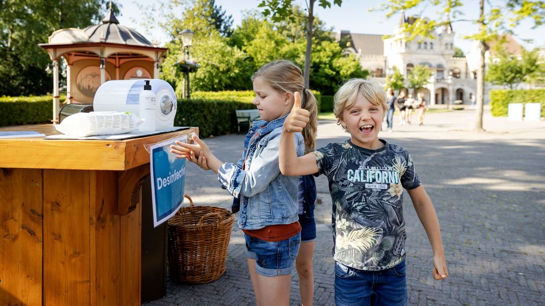 Vaker je handen desinfecteren is onderdeel van het 'nieuwe normaal'. (Rechten: ANP/Robin van Lonkhuijsen)