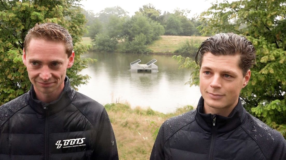 Bart en Bram, met tussen hen in het vlot.