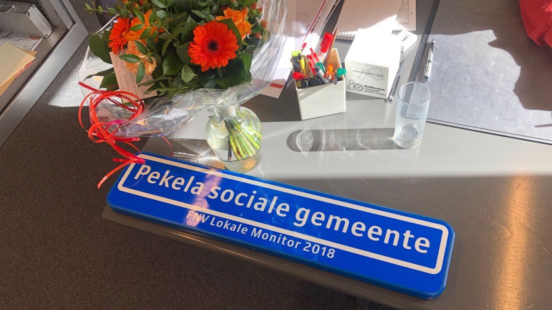 Bloemen in Pekela nadat het is uitgeroepen tot sociale gemeente