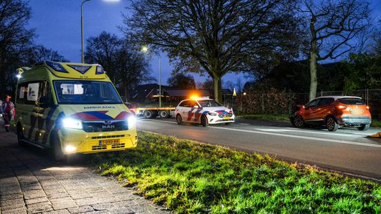 Ongeluk in Emmen: automobilist botst op oplegger en moet naar ziekenhuis. Ongeluk in Emmen: automobilist botst op oplegger en moet naar ziekenhuis.