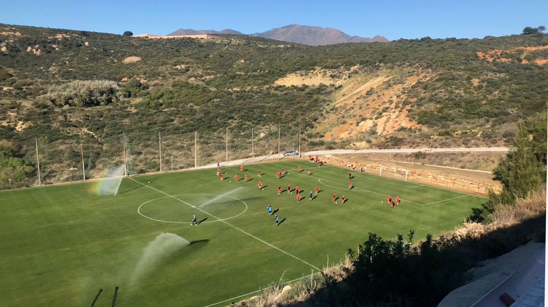 Een prachtig plaatje van FC Emmen in Estepona. De sproeiers zorgden echter wel voor de nodige hinder