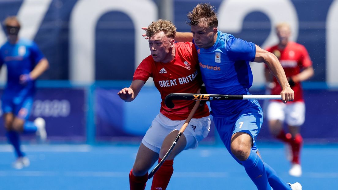 Thijs van Dam uit Delft in duel met een Britse tegenstander