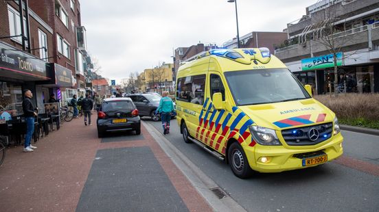 Brommerrijder naar ziekenhuis na aanrijding met auto in Emmen.