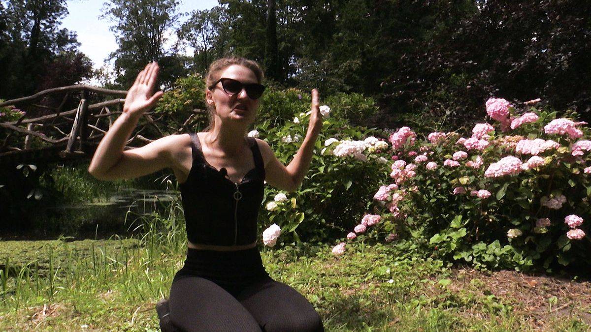 Je tuin als theater: Julia en Jurriën geven theatervoorstelling bij de mensen thuis