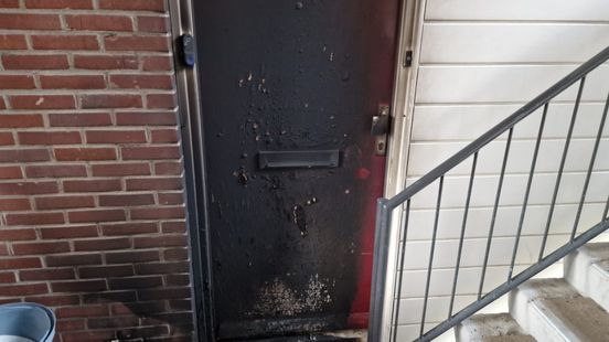 Voordeur vliegt in brand, mogelijk brandstichting | Ongeluk met vier autos op snelweg. Voordeur vliegt in brand, mogelijk brandstichting | Ongeluk met vier autos op snelweg.