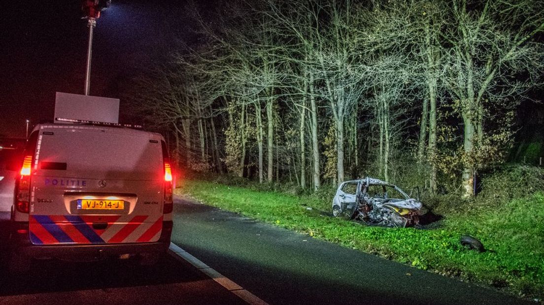 Een auto schoot bij Heumen van de A73, botste tegen een boom en vloog in brand.