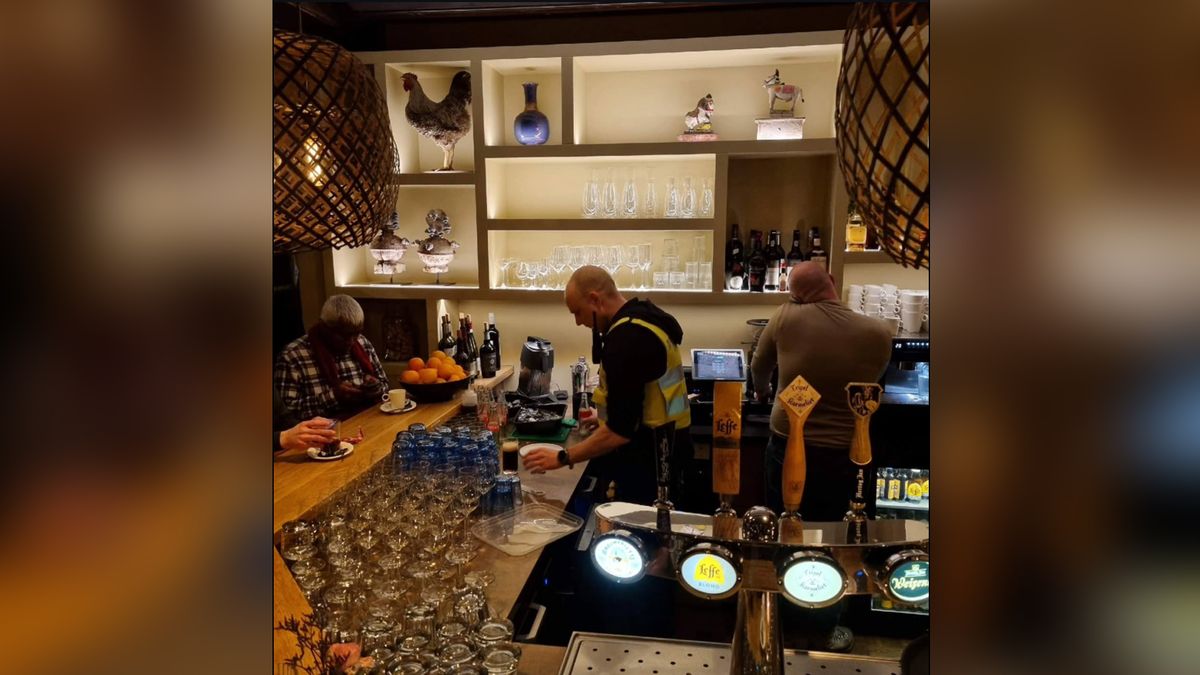 Don ving 120 mensen op in zijn café na treinbrand, ook wijkagent achter de bar