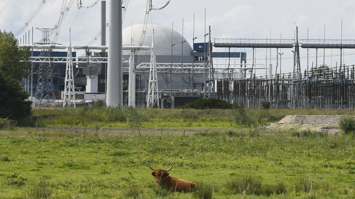 Informatiepunt over kerncentrales naast de supermarkt in Borssele