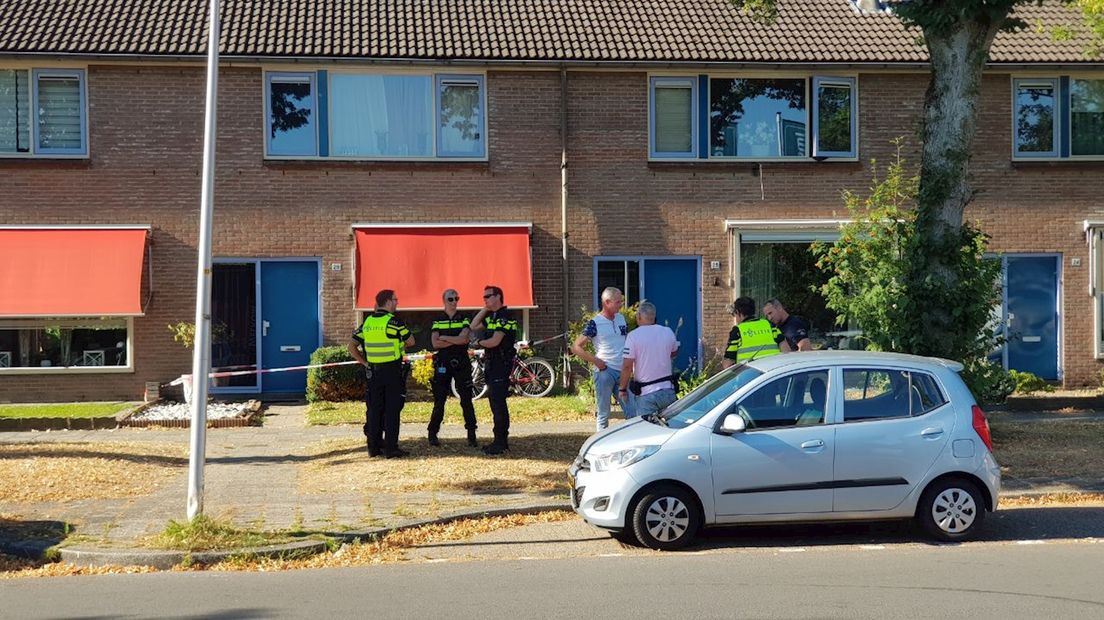 Agenten bij de woning van Mellée, vlak na zijn dood in 2018