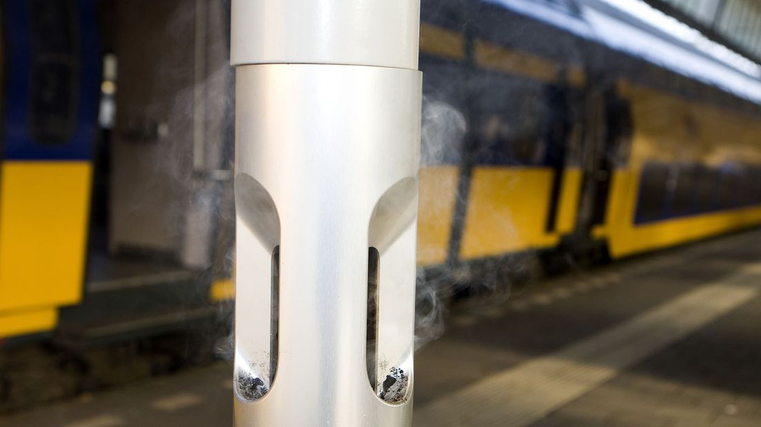 Een rookpaal op een treinstation