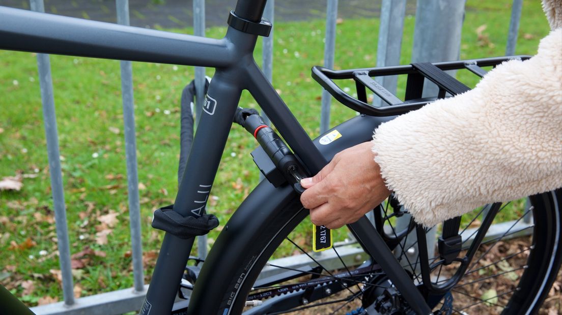 Iemand zet een fiets op slot