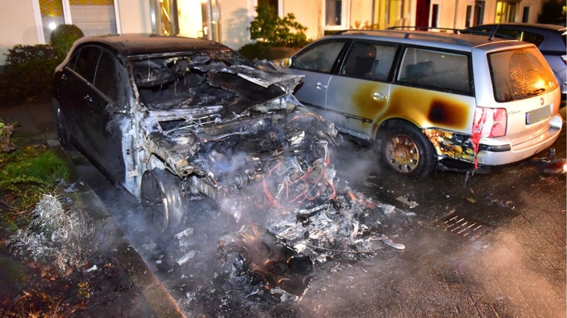 In De Bilt ging een Mercedes in vlammen op