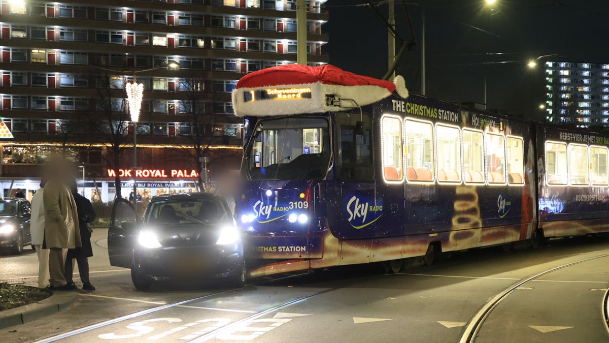 Versierde kersttram knalt op auto