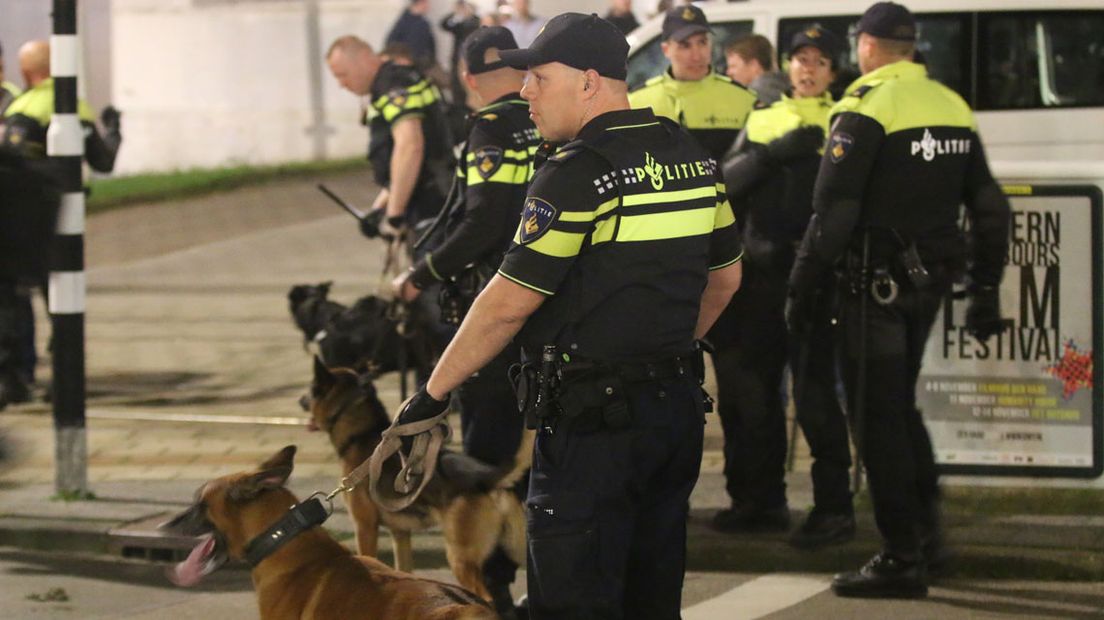 Politieagenten blokkeren met honden de straat