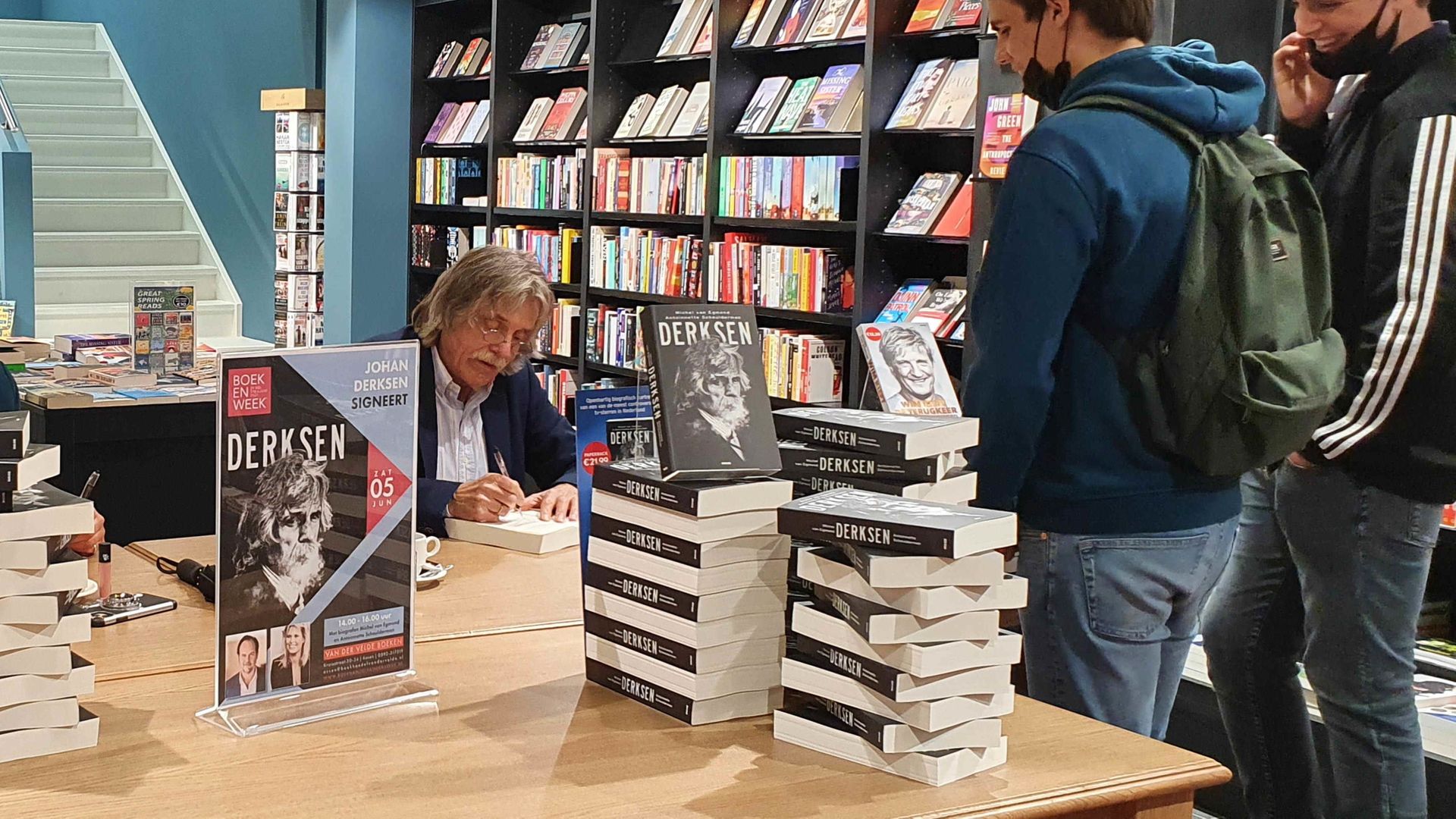 Grote Belangstelling Voor Signeersessie Johan Derksen In Assen - RTV ...