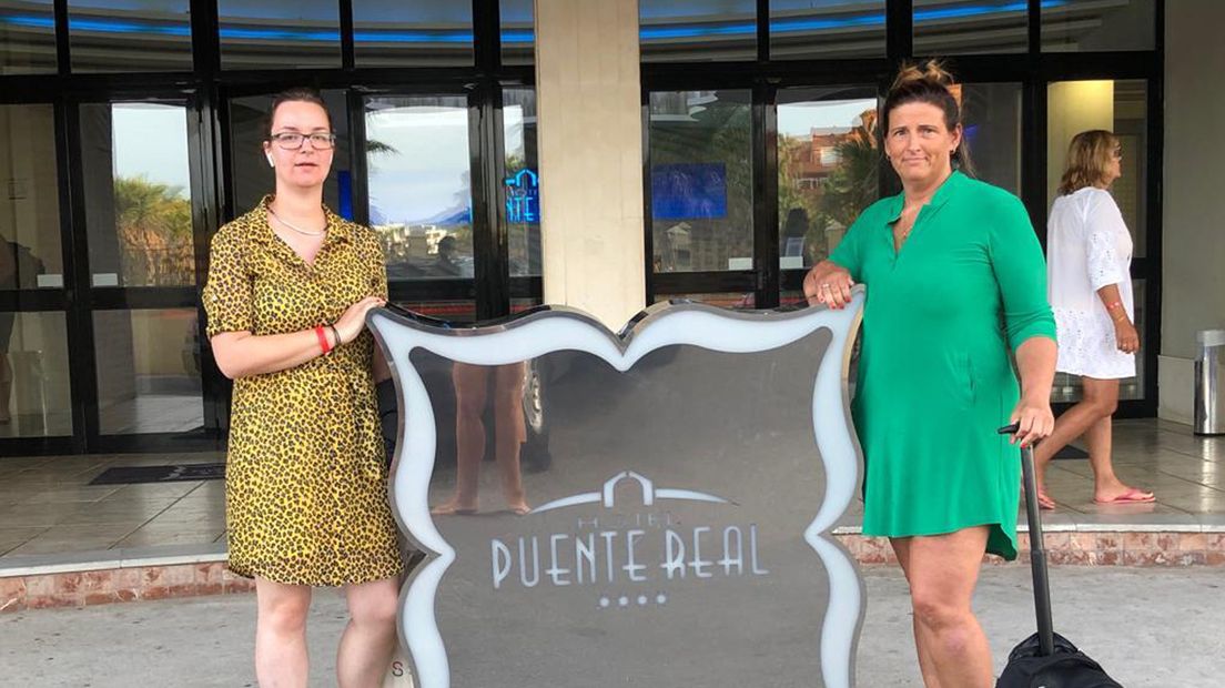 Linda Vermeer (rechts) en haar reisgenote zijn zondagmorgen in Torremolinos aangekomen.