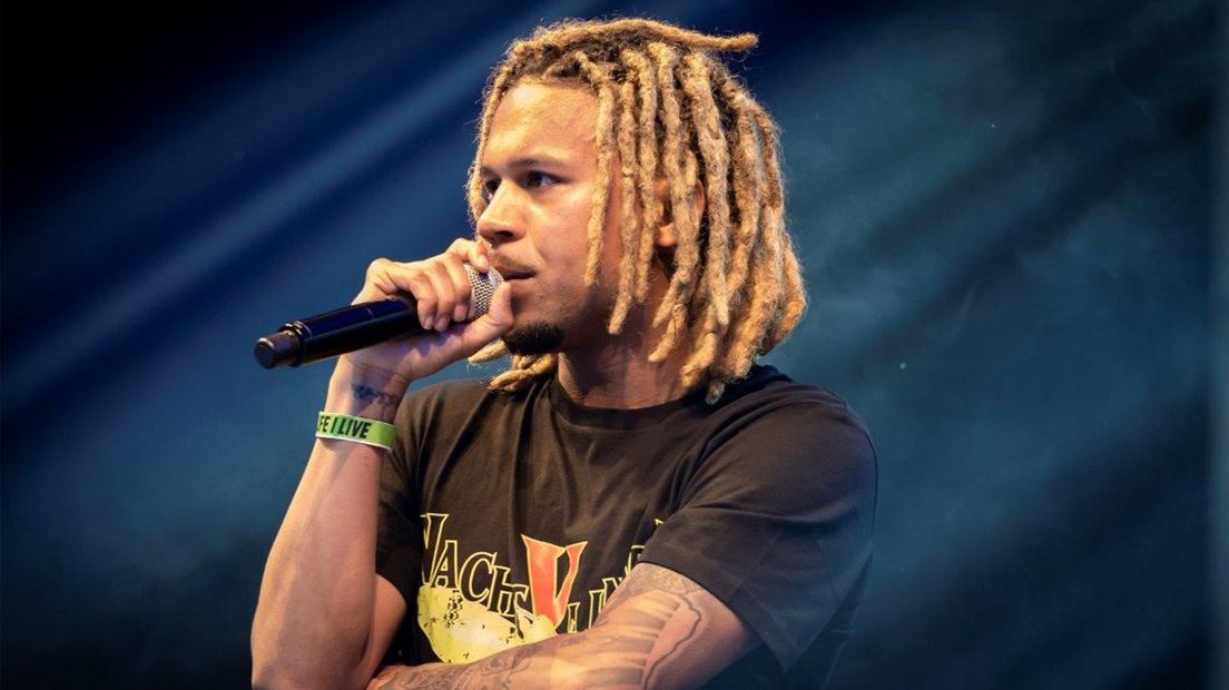 Rapper Bakoesam tijdens zijn optreden op Lange Voorhout