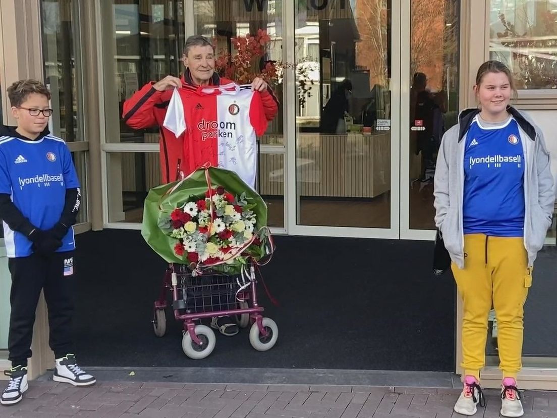 Vertolker van 'Hand in Hand, kameraden' ernstig ziek, Feyenoordfans